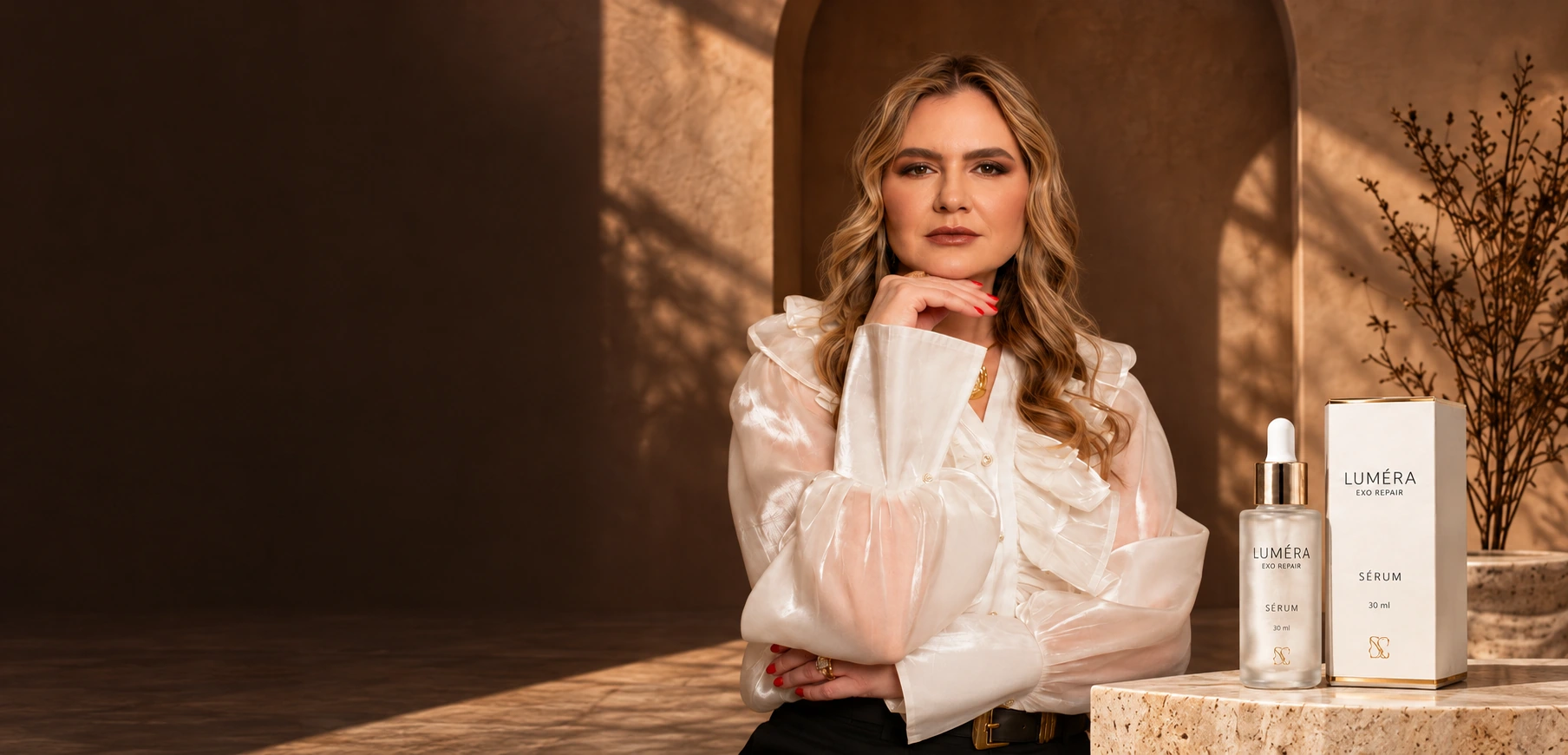 Andreza Furlan e o sérum Exo Repair Luméra Cellére em um cenário de tons quentes